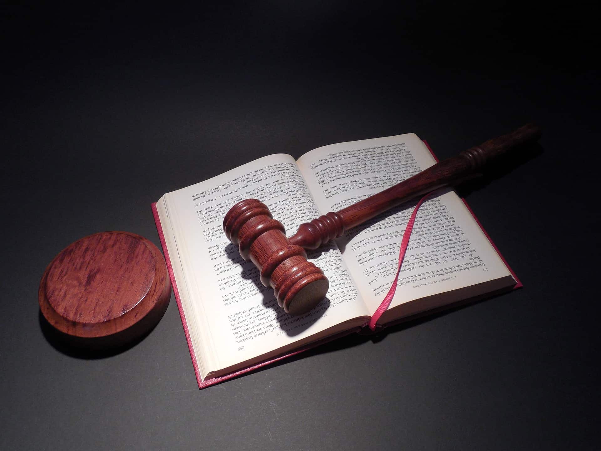 Ein Gesetzbuch und ein Richterhammer